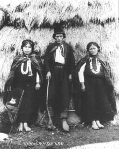 Due foto storiche di Mapuche davanti alla ruca (capanna) tradizionale. Una famiglia e, sotto, una tessitrice al lavoro sul telaio tradizionale